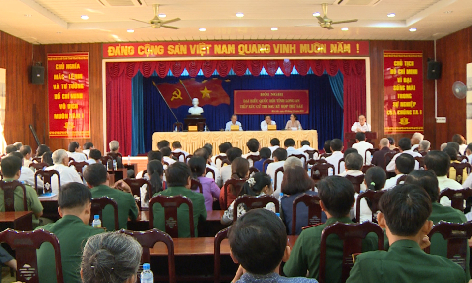 Đại biểu Quốc hội tiếp x&uacute;c cử tri huyện Bến Lức