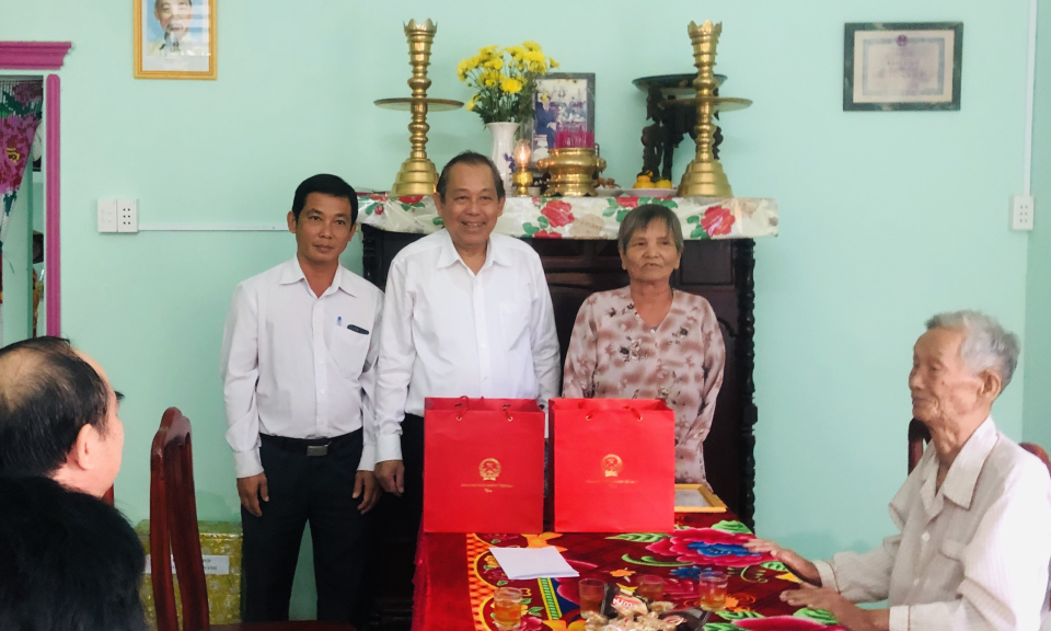 Ph&oacute; thủ tướng Trương H&ograve;a B&igrave;nh trao nh&agrave; t&igrave;nh nghĩa tại Thủ Thừa