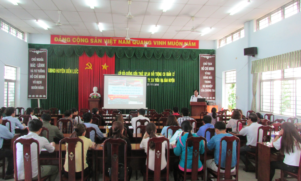 Bến Lức: Bồi dưỡng kiến thức ANQP cho c&aacute;n bộ quản l&yacute; c&ocirc;ng nh&acirc;n