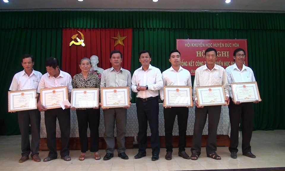 Năm 2018, Hội khuyến học Đức Ho&agrave; trao tặng tr&ecirc;n 2600 suất học bổng