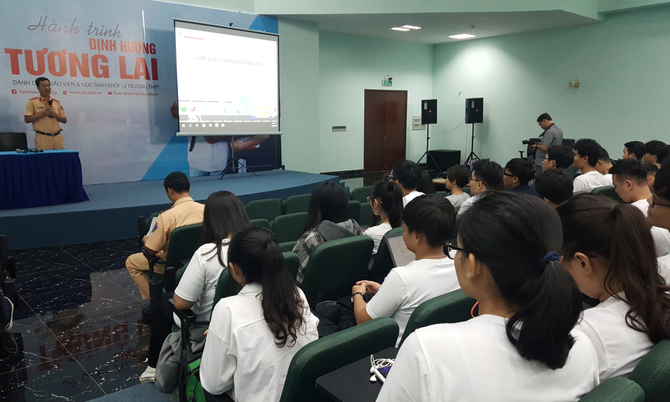 Đức Ho&agrave;: Đẩy mạnh tuy&ecirc;n truyền Luật giao th&ocirc;ng đường bộ cho sinh vi&ecirc;n