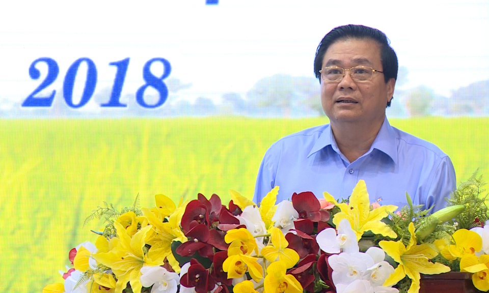 Bí thư tỉnh ủy đ&ocirc;́i thoại với nh&acirc;n d&acirc;n v&ecirc;̀ n&ocirc;ng nghi&ecirc;̣p ứng dụng c&ocirc;ng ngh&ecirc;̣ cao