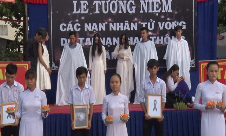 C&aacute;c địa phương trong tỉnh t&ocirc;̉ chức l&ecirc;̃ tưởng ni&ecirc;̣m, thăm v&agrave; tặng qu&agrave; gia đ&igrave;nh nạn nh&acirc;n tử vong vì tai nạn giao th&ocirc;ng