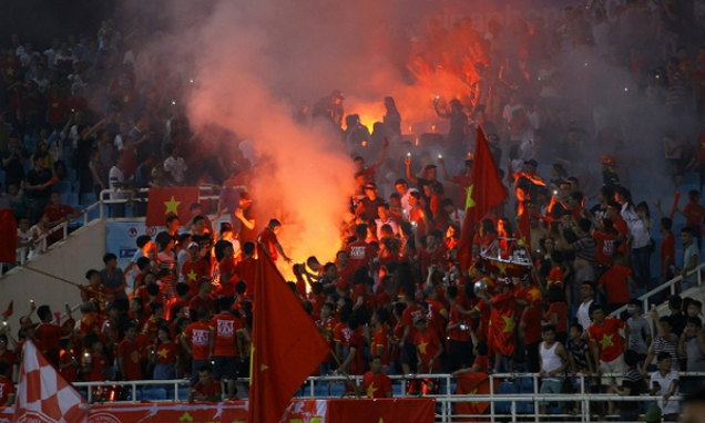 Chủ tịch Li&ecirc;n đo&agrave;n b&oacute;ng đ&aacute; L&agrave;o k&ecirc;u gọi CĐV Việt Nam kh&ocirc;ng đốt ph&aacute;o s&aacute;ng