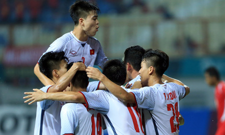 ĐT Việt Nam mang trang phục trắng trong trận gặp ĐT L&agrave;o