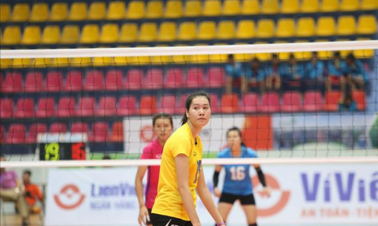 Bất ngờ: Nguyễn Thị Trinh thử sức ở vị tr&iacute; đối chuyền