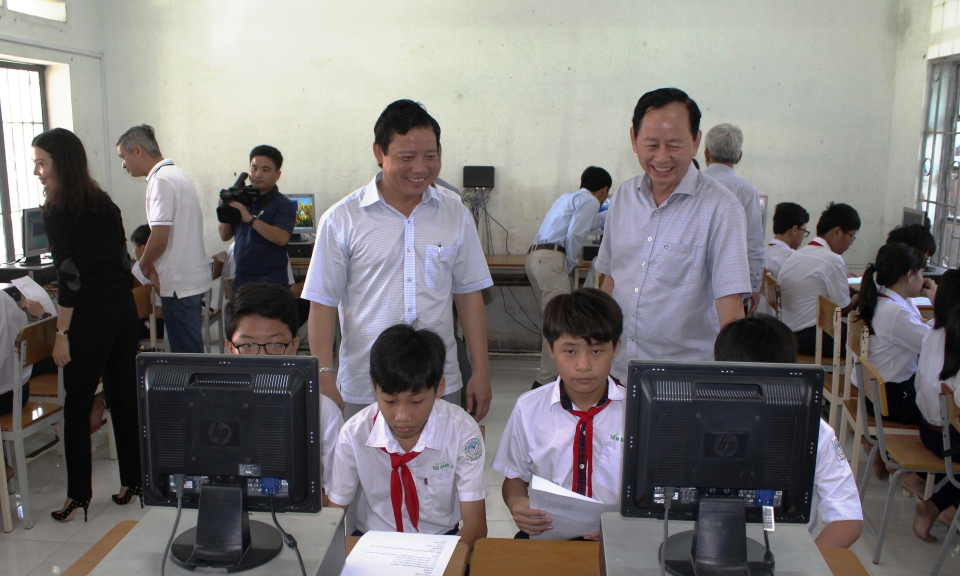 TX Kiến Tường: Cục thuế TP.HCM trao tặng 50 bộ m&aacute;y vi t&iacute;nh cho c&aacute;c trường học
