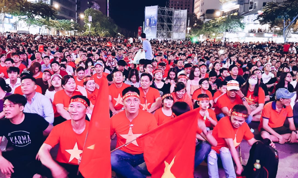 Cổ động vi&ecirc;n TP Hồ Ch&iacute; Minh ăn mừng b&agrave;n thắng đầu ti&ecirc;n của đội tuyển Việt Nam