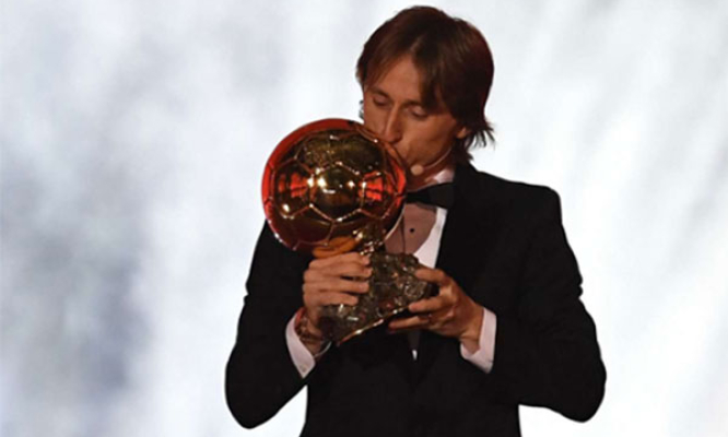 Vượt Messi v&agrave; Ronaldo, Modric gi&agrave;nh Quả b&oacute;ng V&agrave;ng 2018