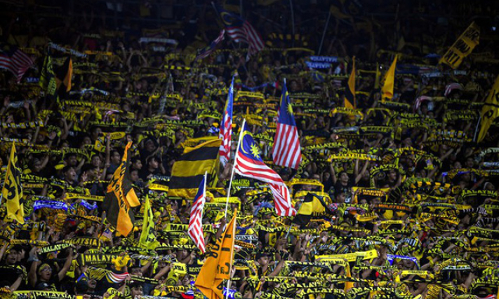 CĐV Malaysia được ph&aacute;t miễn ph&iacute; v&eacute; v&agrave;o s&acirc;n xem trận chung kết lượt đi