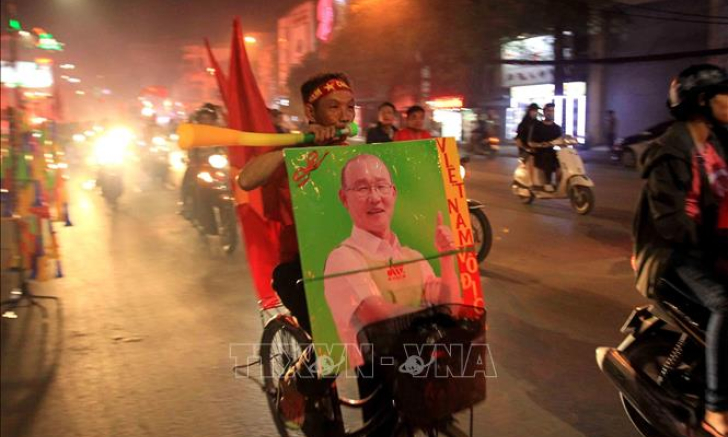 Tổng thống H&agrave;n Quốc ch&uacute;c mừng đội tuyển Việt Nam v&agrave; HLV Park Hang-seo