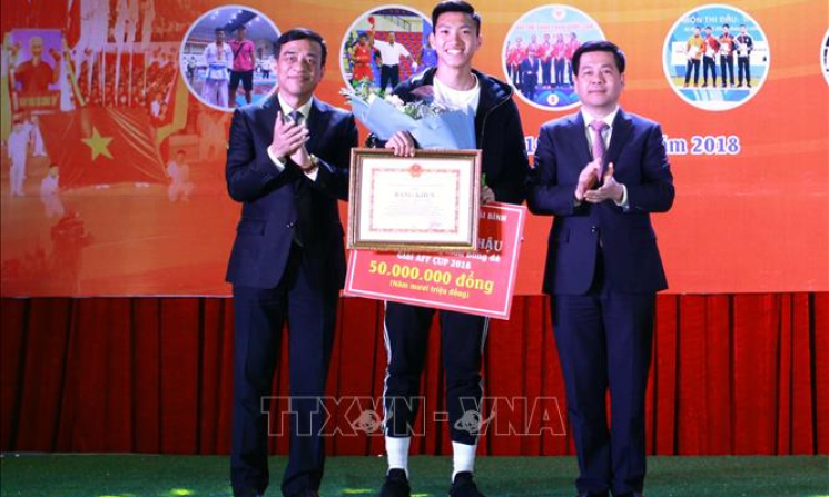 Đo&agrave;n Văn Hậu nhận ‘mưa’ tiền thưởng tại qu&ecirc; nh&agrave; Th&aacute;i B&igrave;nh