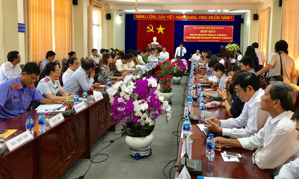 UBND Tỉnh Long An: Họp b&aacute;o về t&igrave;nh h&igrave;nh kinh tế – x&atilde; hội năm 2018.