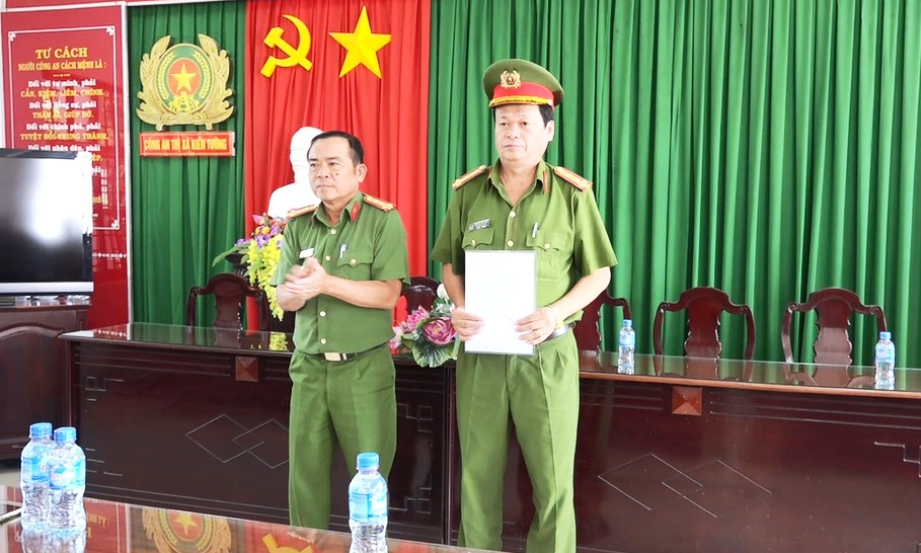 TX Kiến Tường: C&ocirc;ng an tỉnh Long An khen thưởng đột xuất th&agrave;nh t&iacute;ch chống lu&ocirc;n lậu