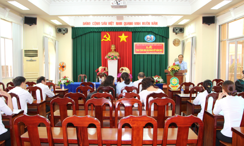 C&ocirc;ng ty TNHH Một th&agrave;nh vi&ecirc;n Xổ số kiến thiết Long An trao tặng nh&agrave; đại đo&agrave;n kết