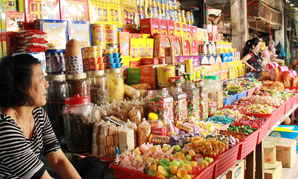 Tiểu thương Cần Đước nhập h&agrave;ng b&aacute;n tết