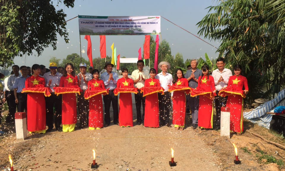 T&acirc;n Hưng: Kh&aacute;nh th&agrave;nh cầu giao th&ocirc;ng n&ocirc;ng th&ocirc;n v&agrave; trao b&ograve; giống cho hộ ngh&egrave;o