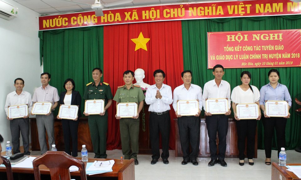 Mộc H&oacute;a: Tổng kết c&ocirc;ng t&aacute;c tuy&ecirc;n gi&aacute;o v&agrave; gi&aacute;o dục l&yacute; luận ch&iacute;nh trị