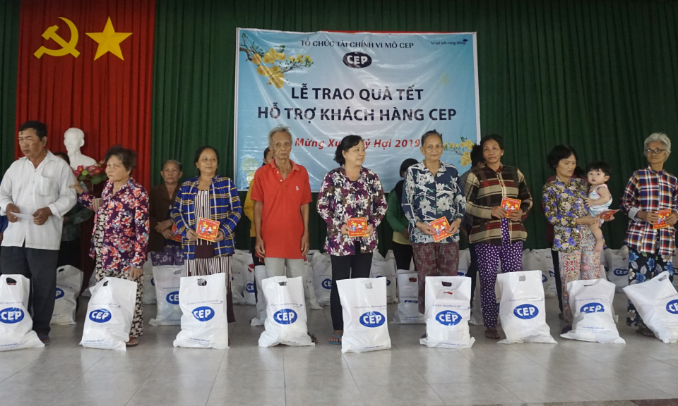 Tổ chức t&agrave;i ch&iacute;nh Vi m&ocirc; CEP chi nh&aacute;nh huyện Bến Lức trao qu&agrave; tết cho kh&aacute;ch h&agrave;ng kh&oacute; khăn