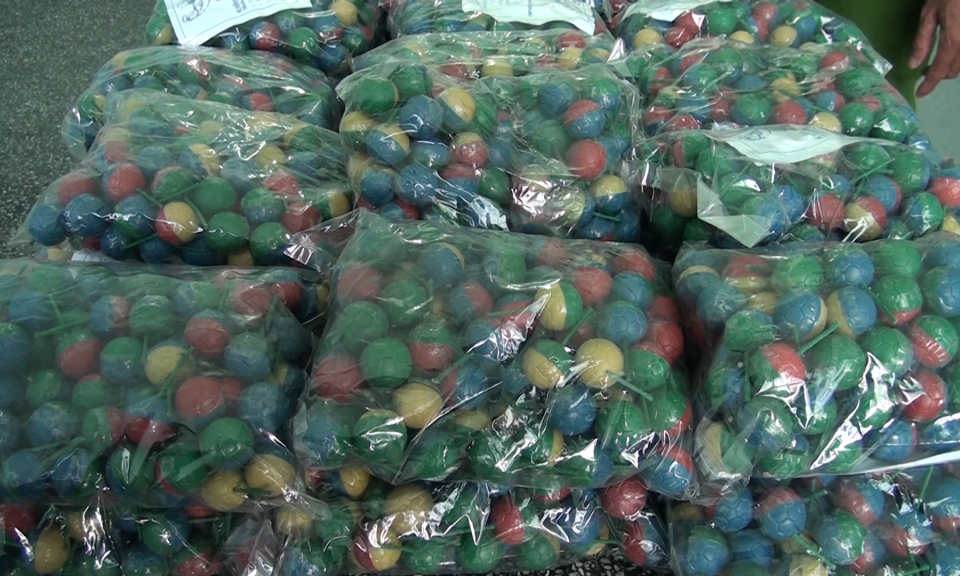 Đức Ho&agrave;: Thu giữ 5500 vi&ecirc;n ph&aacute;o nổ v&agrave; 9000 g&oacute;i thuốc l&aacute; ngoại nhập lậu