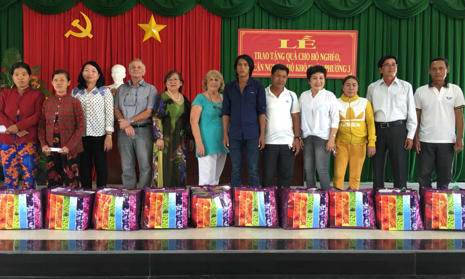 Kiến Tường: Hội th&acirc;n nh&acirc;n kiều b&agrave;o tặng qu&agrave; cho người ngh&egrave;o