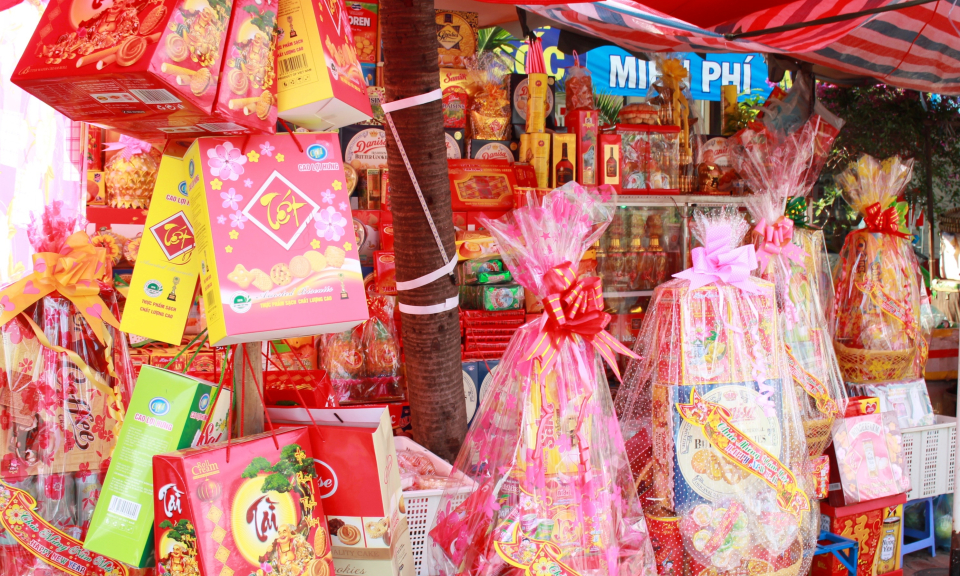 Cần Đước: Thị trường giỏ qu&agrave; Tết