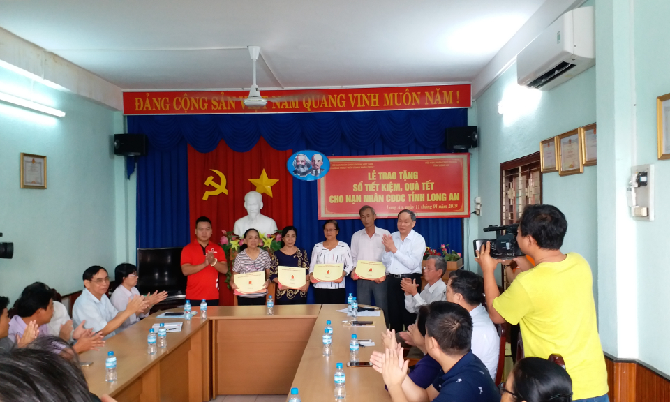 Trao qu&agrave; tết cho nạn nh&acirc;n chất độc da cam v&agrave; hộ ngh&egrave;o Long An