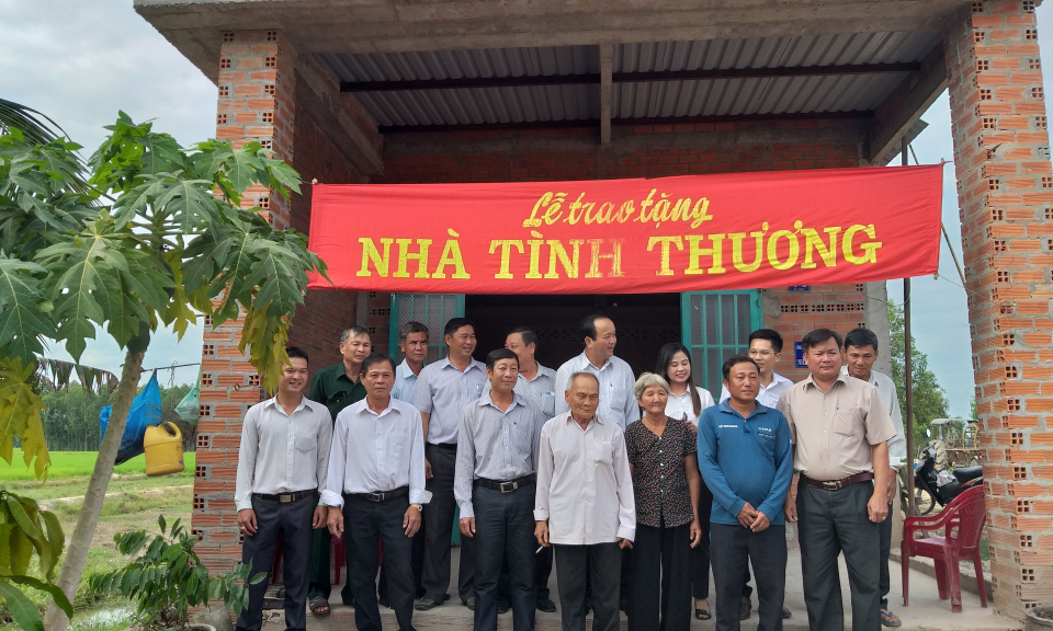 Đức Huệ: Trao tặng nh&agrave; t&igrave;nh thương cho hộ cận ngh&egrave;o