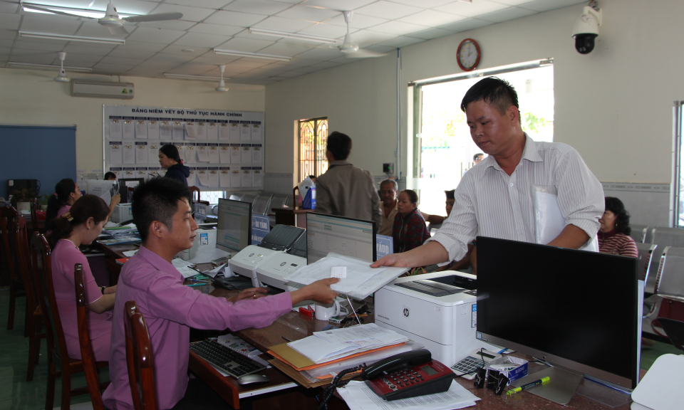 Trung t&acirc;m h&agrave;nh ch&iacute;nh c&ocirc;ng huyện Thủ Thừa hoạt động hiệu quả