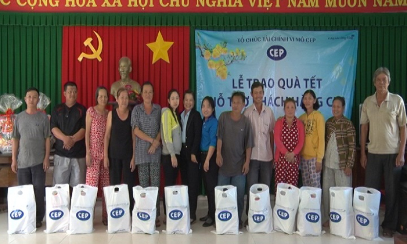 Cần Giuộc: Qũy CEP tặng qu&agrave; tết cho hộ ngh&egrave;o