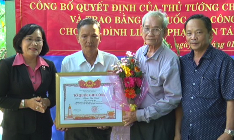 Bến Lức: Trao tặng Bằng Tổ quốc ghi c&ocirc;ng
