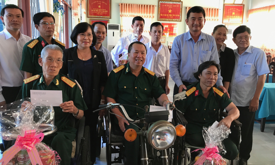 L&atilde;nh đạo tỉnh Long An thăm, tặng qu&agrave; thương binh ở Huyện Long Đất