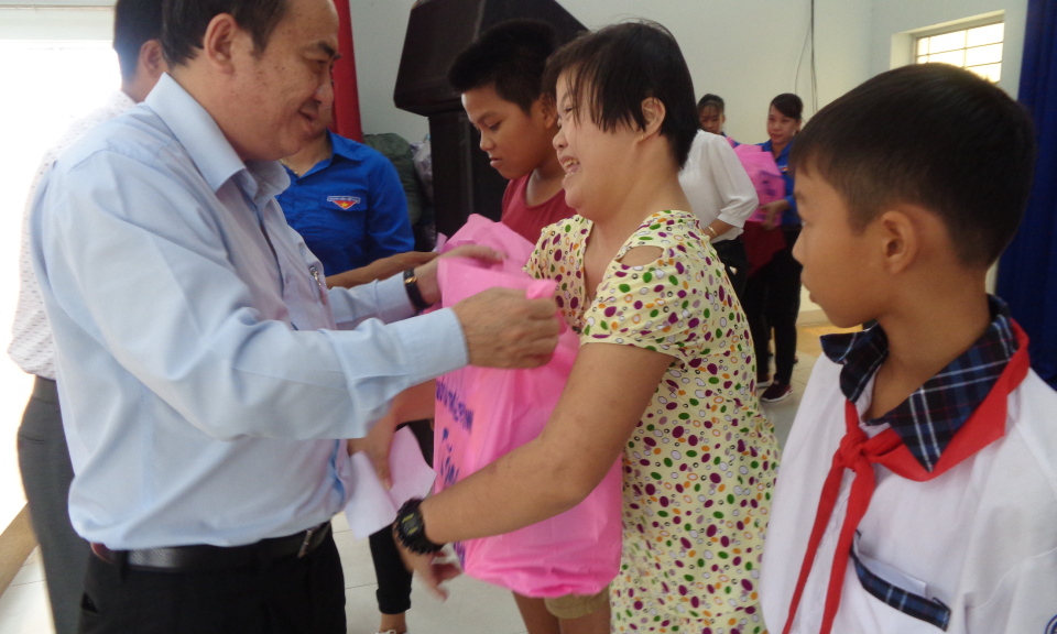 Chung tay chăm lo tết cho trẻ em, người ngh&egrave;o