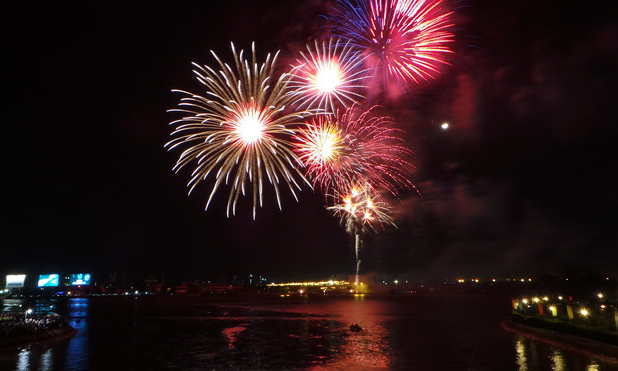 Long An bắn ph&aacute;o hoa tại 6 điểm đ&oacute;n Tết Nguy&ecirc;n đ&aacute;n Kỷ Hợi 2019