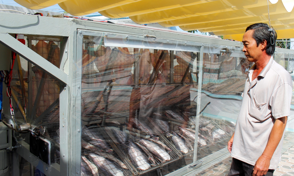 L&agrave;ng nghề kh&ocirc; c&aacute; dứa v&agrave;o xu&acirc;n