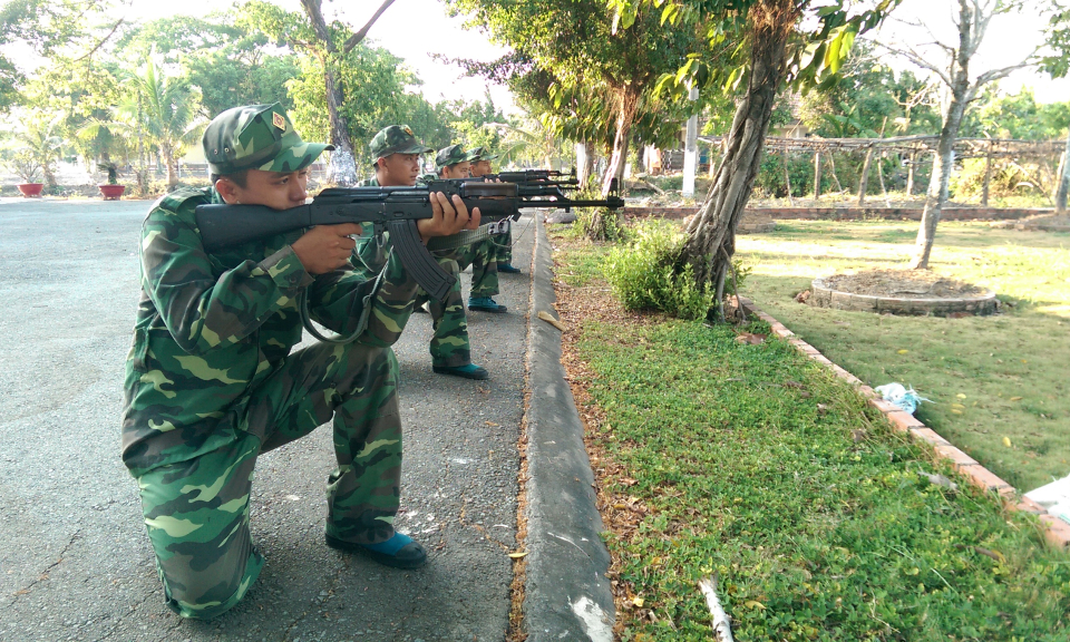 Dạy v&agrave; r&egrave;n trong ng&ocirc;i trường qu&acirc;n đội
