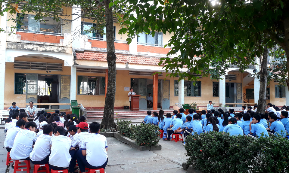 TP T&acirc;n An: Tuy&ecirc;n truyền ph&ograve;ng chống tội phạm cho học sinh