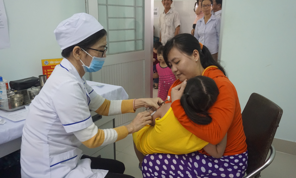 Bến Lức đồng loạt ti&ecirc;m vắc xin Sởi – Rubella cho hơn 10.800 trẻ