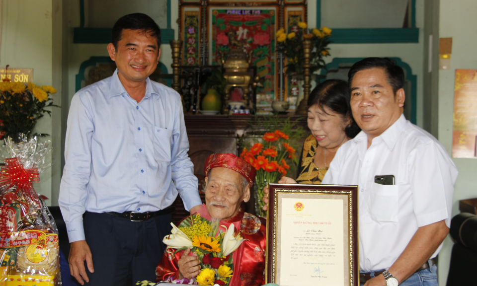 Thủ Thừa: PCT UBND tỉnh Long An ch&uacute;c thọ người cao tuổi ti&ecirc;u biểu