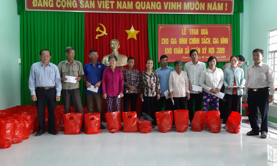 Tặng qu&agrave; tết cho gia đ&igrave;nh ch&iacute;nh s&aacute;ch, hộ ngh&egrave;o T&acirc;n Thạnh