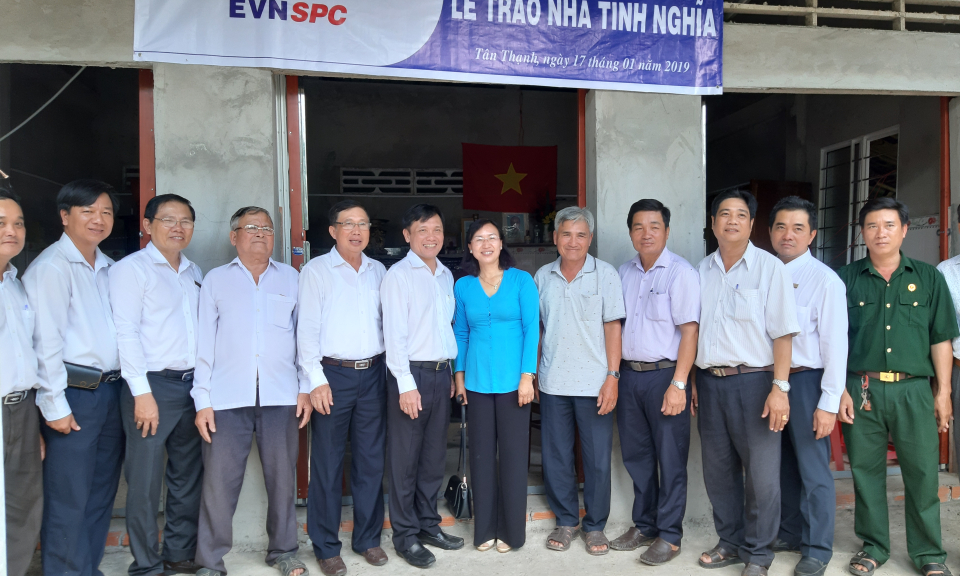 Trao nh&agrave; t&igrave;nh nghĩa cho gia đ&igrave;nh ch&iacute;nh s&aacute;ch tại T&acirc;n Thạnh