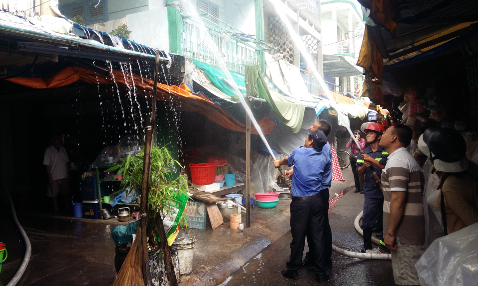 TP T&acirc;n An: Diễn tập phương &aacute;n chữa ch&aacute;y, cứu nạn, cứu hộ