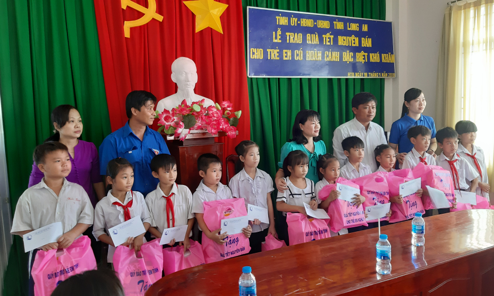 T&acirc;n Thạnh: Tặng qu&agrave; tết cho trẻ em c&oacute; ho&agrave;n cảnh đặc biệt kh&oacute; khăn