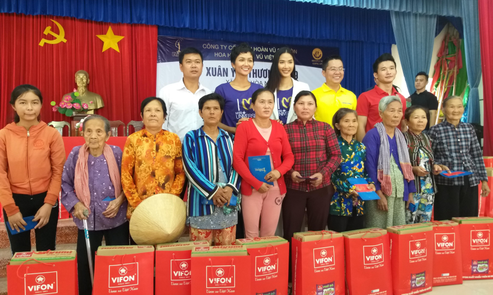 Hoa hậu ho&agrave;n vũ H’Hen Ni&ecirc; tặng qu&agrave; tết cho hộ ngh&egrave;o huyện Đức Huệ
