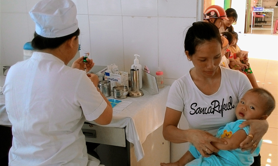 Huyện T&acirc;n Thạnh đồng loạt tổ chức ti&ecirc;m vắc xin Sởi – Rubella cho trẻ từ 1 – 5 tuổi