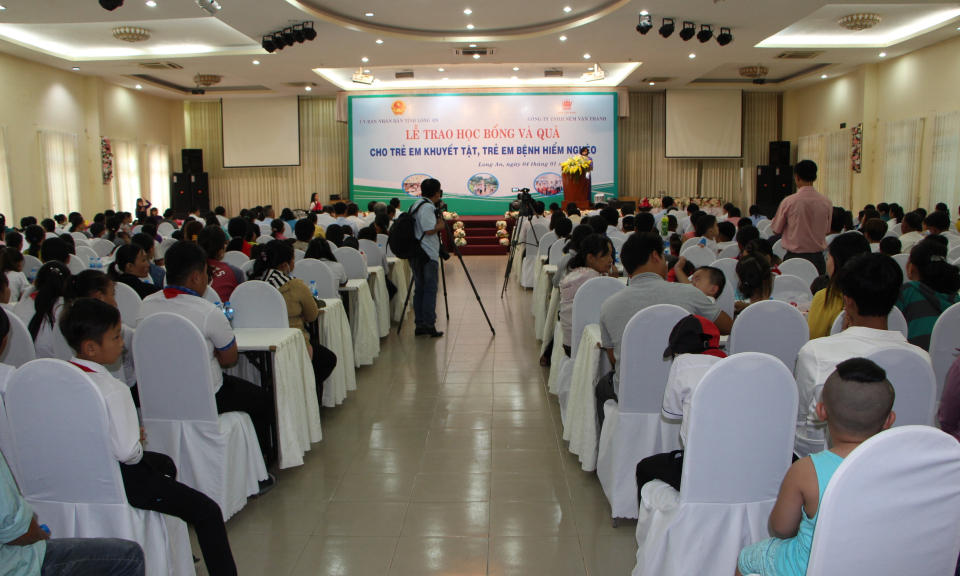 Trao học b&ocirc;̉ng và quà cho trẻ em khuy&ecirc;́t t&acirc;̣t, trẻ em b&ecirc;̣nh hi&ecirc;̉m nghèo năm 2019