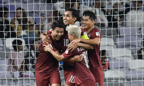 Thitipan lập c&ocirc;ng, Th&aacute;i Lan c&ugrave;ng UAE gi&agrave;nh v&eacute; đi tiếp tại Asian Cup 2019