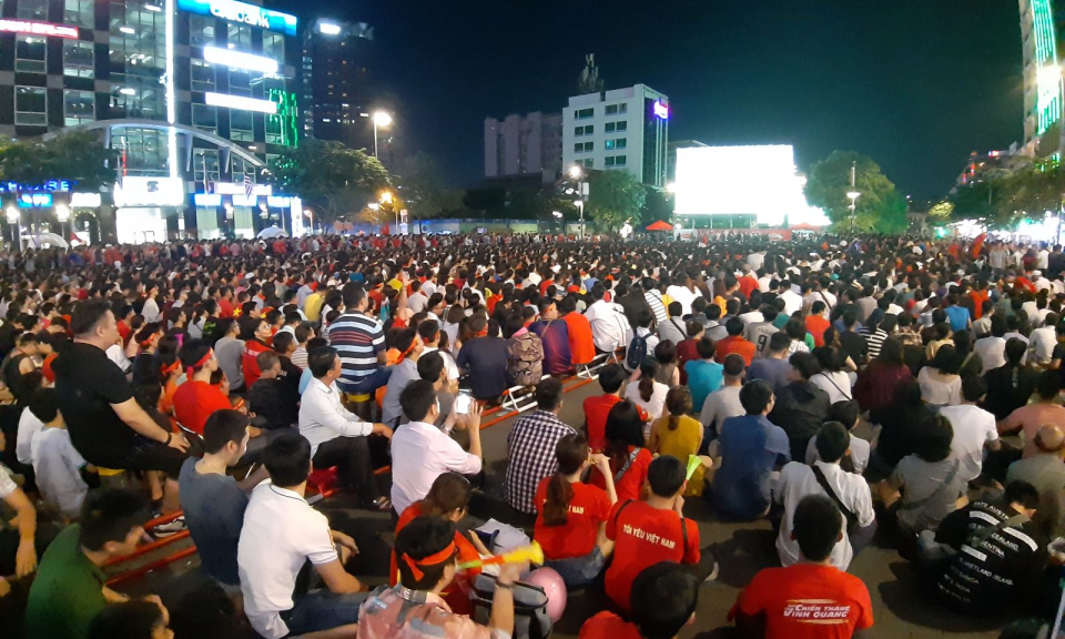 TP Hồ Ch&iacute; Minh lắp 5 m&agrave;n h&igrave;nh lớn phục vụ người d&acirc;n xem trận đấu giữa tuyển Việt Nam với Nhật Bản