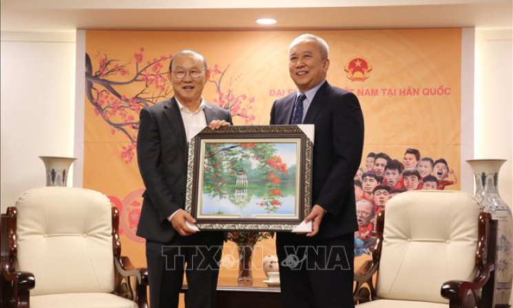 Giao lưu với HLV Park Hang-seo c&ugrave;ng 4 tuyển thủ tại Đại sứ qu&aacute;n Việt Nam ở H&agrave;n Quốc