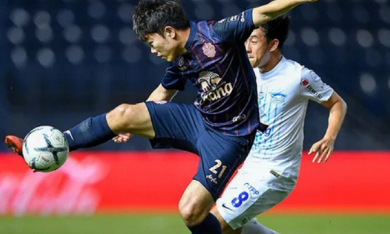 CĐV Buriram United ủng hộ Xu&acirc;n Trường được trao cơ hội nhiều hơn